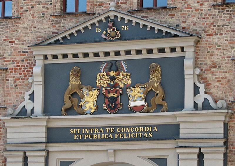 Lateinische Inschrift am Steintor Rostock