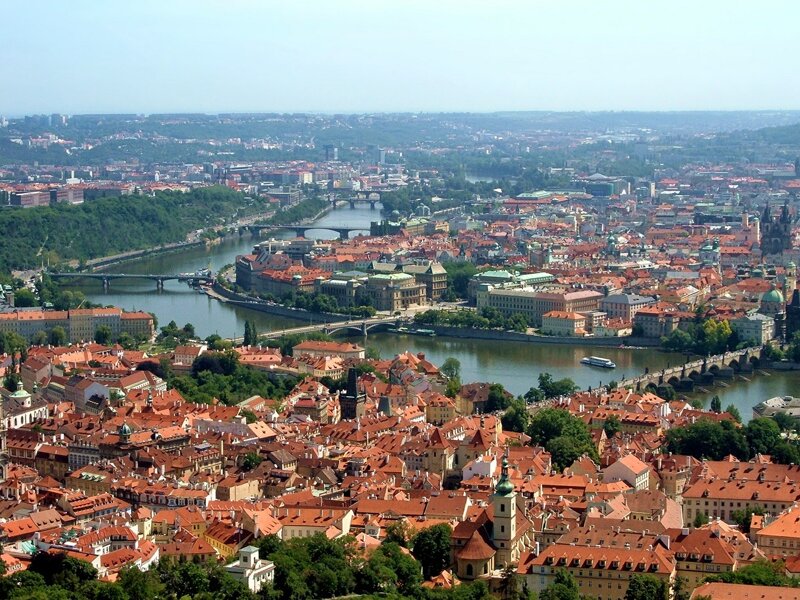 Stadtansicht Prag mit historischen Dächern und Türmen – Kurzurlaub Tschechien
