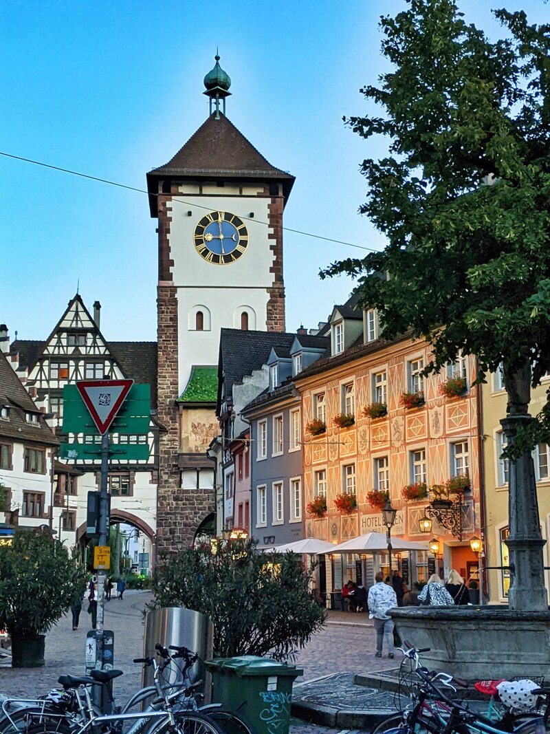 Gerberau in der Freiburger Altstadt – historische Gasse nahe dem Schwabentor