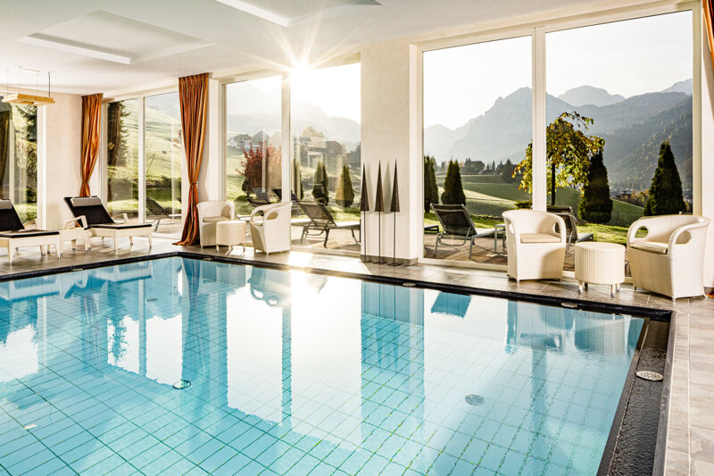 Indoor-Swimmingpool mit Ruheliegen
