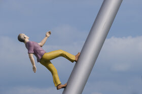 5019 Himmelsstuermer - Man walking to the sky.original