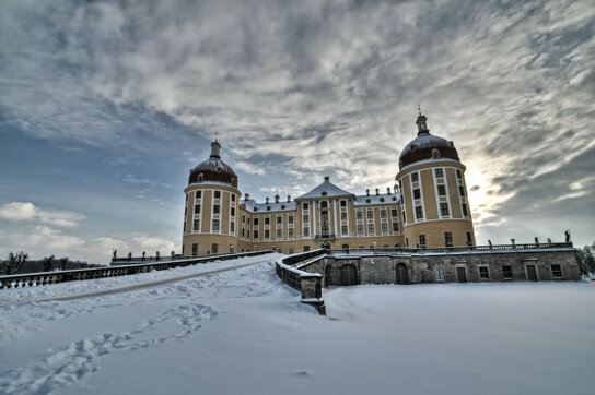 csm Schloss-Moritzburg-bedeckter-Himmel-ueber-dem-verschneiten-Schloss 9a9bb171c5