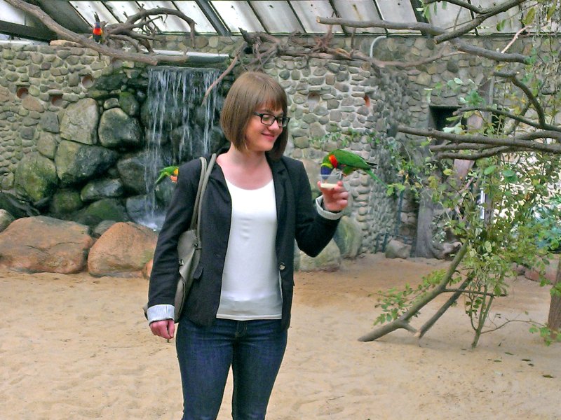 Melanie Schmitt im Weltvogelpark Walsrode mit Vögeln.