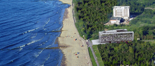Hotel Marine von oben mit Strand