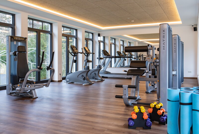 Fitnessraum mit Geräten