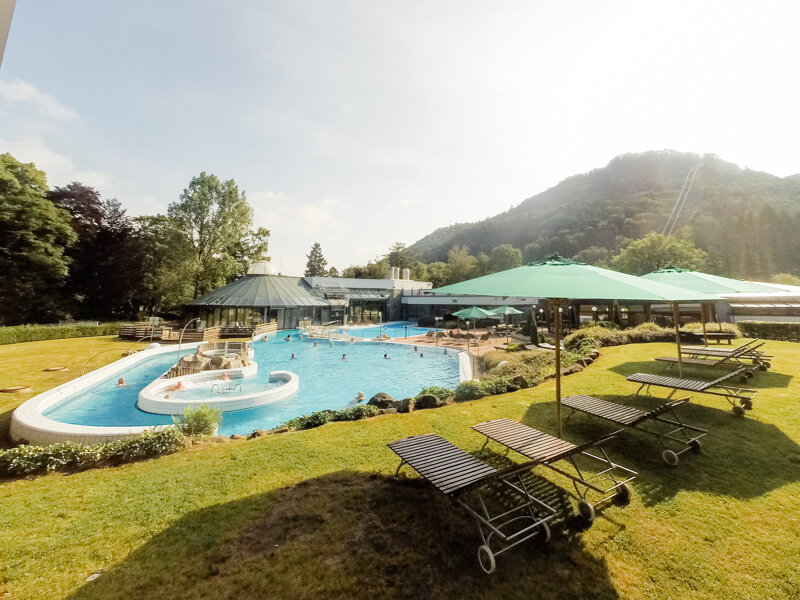 Außenbecken mit der Landschaft