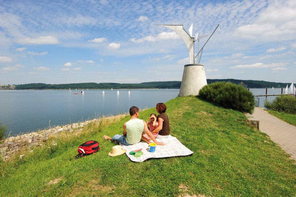 Familie bei Picknick am See c FrankenTourismus, NFS, Hub