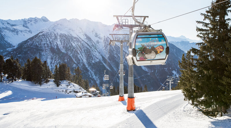Gondel über Schneefeldern