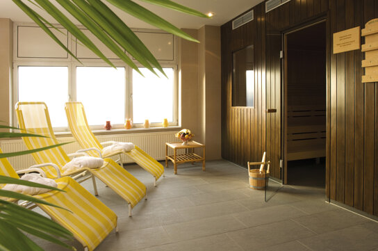 Ruheraum mit Liegen uns Sauna