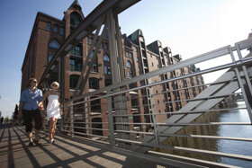 Junge Leute Speicherstadt©www.mediaserver.hamburg.de, Foto Sven Schwarze