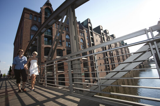 Junge Leute Speicherstadt©www.mediaserver.hamburg.de, Foto Sven Schwarze