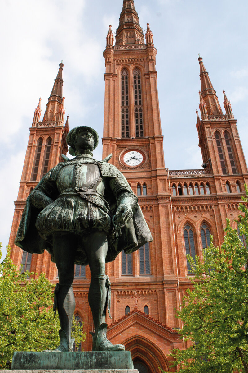 Marktkirche Wiesbaden mit Denkmal