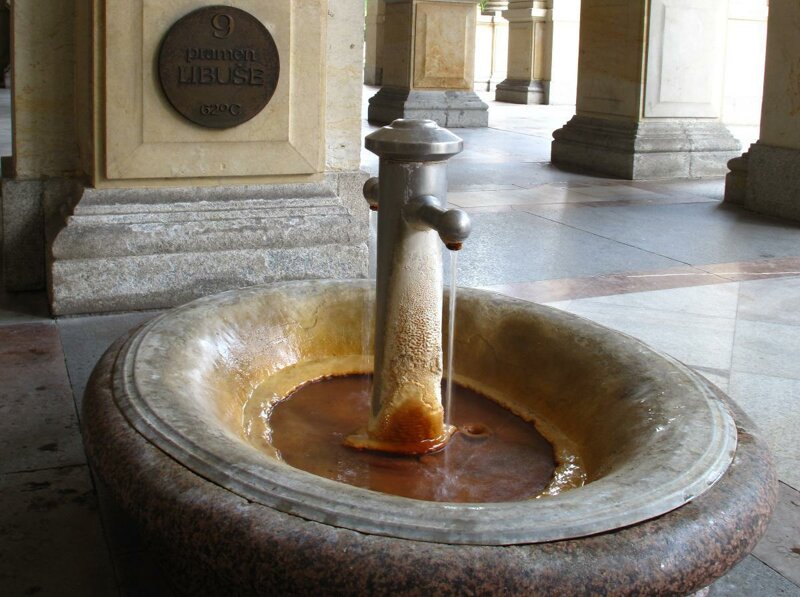 Brunnen mit mineralischen Ablagerungen