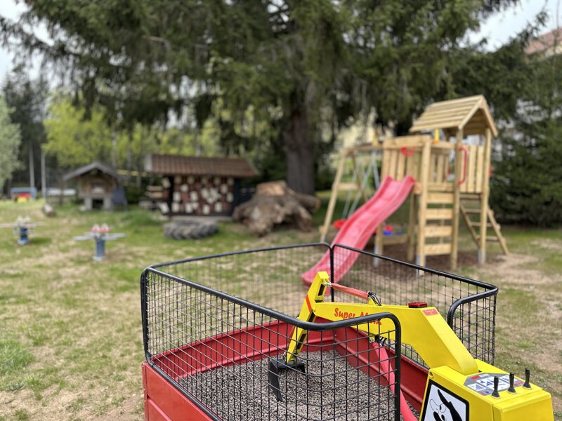 Spielbagger im Garten Kopie 2