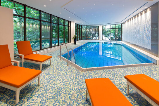 Indoor-Pool mit Liegen