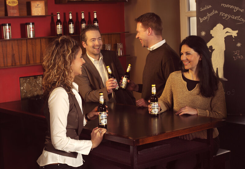 Menschen beim Bier trinken