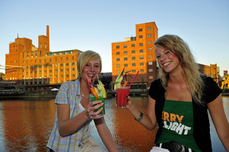 Zwei Frauen trinken Cocktails am Innenhafen