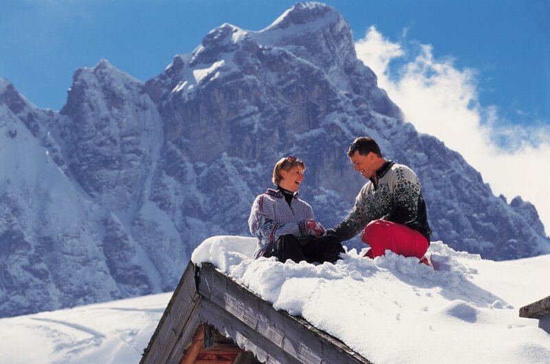 Paar mit Bergen im Hintergrund