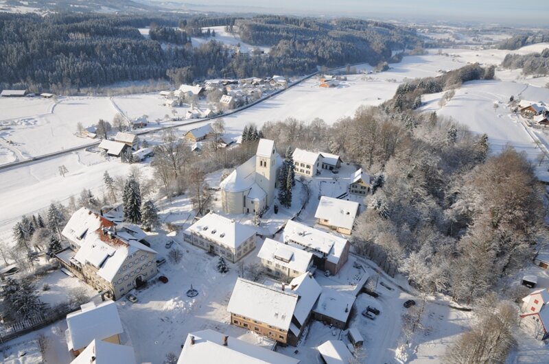 Eglofs im Winter – historischer Ortskern der Gemeinde Argenbühl im Schnee