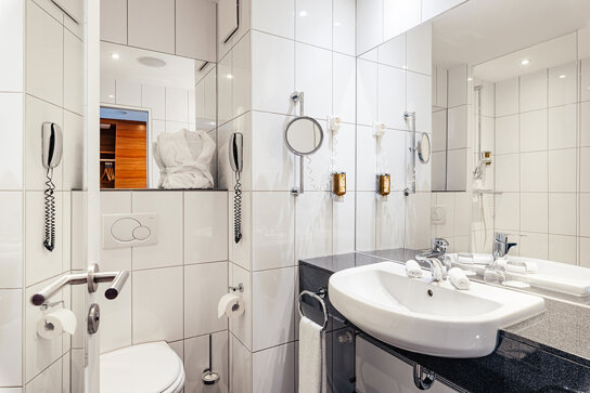 Bad im Superior Zimmer 1