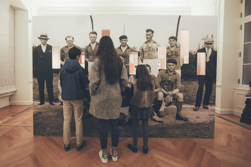 Menschen im Museum