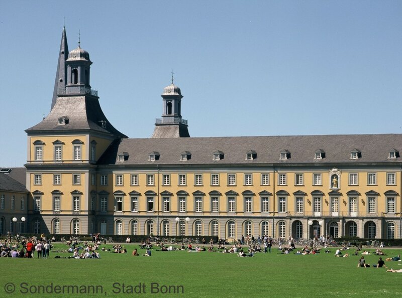Universität mit Hofgarten