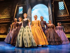 Anna mit Ensemble © Disney, Foto Johan Persson