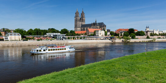 Magdeburger Dom mit Weisser Flotte ©Magdeburg Tourist www.AndreasLander.de