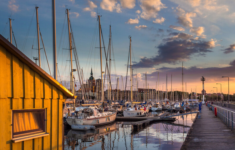 Hafen mit Segelschiffen