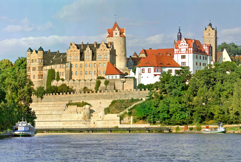 Blick auf Schloss Bernburg mit MS Saalefee und Fähre © Ingo Gottlieb, Halle