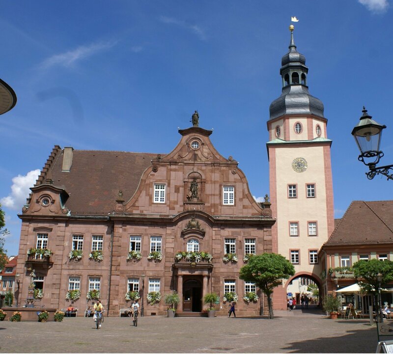 Barocker Schlossgarten in der Region Karlsruhe – Ettlingens Schloss besitzt eine ähnliche prächtige Gartenanlage