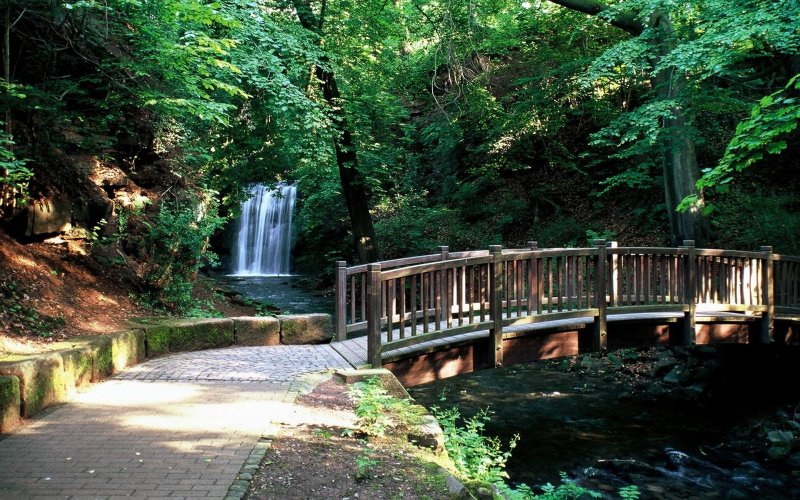 Wasserfall im Heinrich-Heine-Kurpark