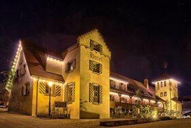 Außenaufnahme Türme bei Nacht