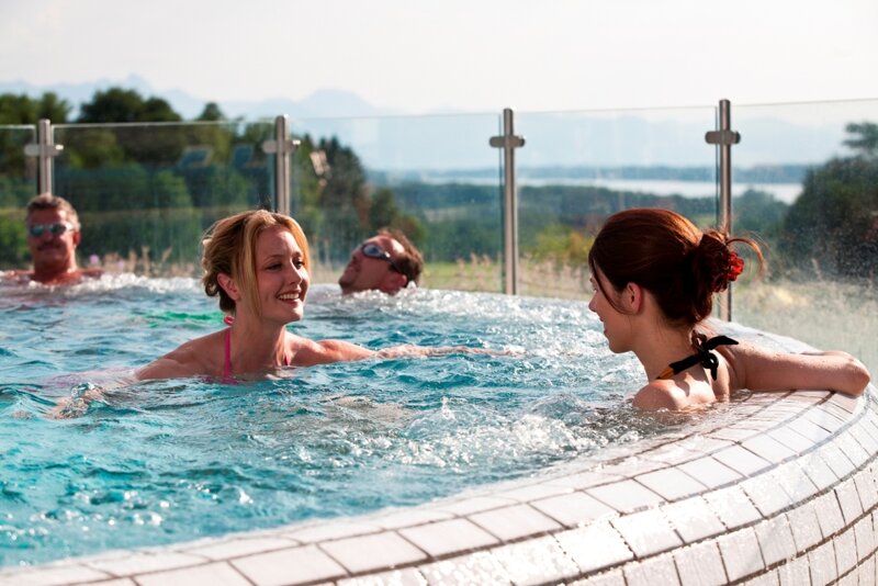 Chiemgau Thermen Whirlpool mit Alpenblick