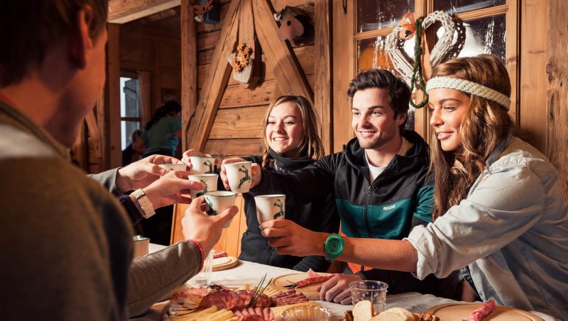 Trinken in der Almhütte