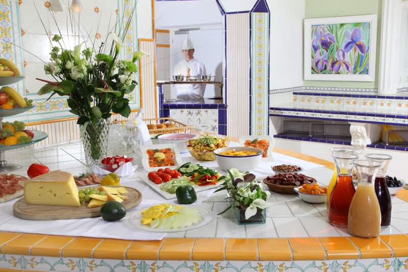 Frisch zubereitetes glutenfreies Buffet mit Küchenpersonal