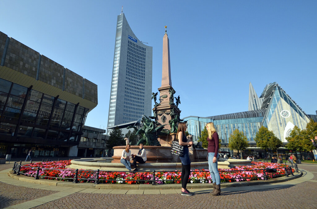 Leipzig Augustusplatz, Frauen vor Brunnen