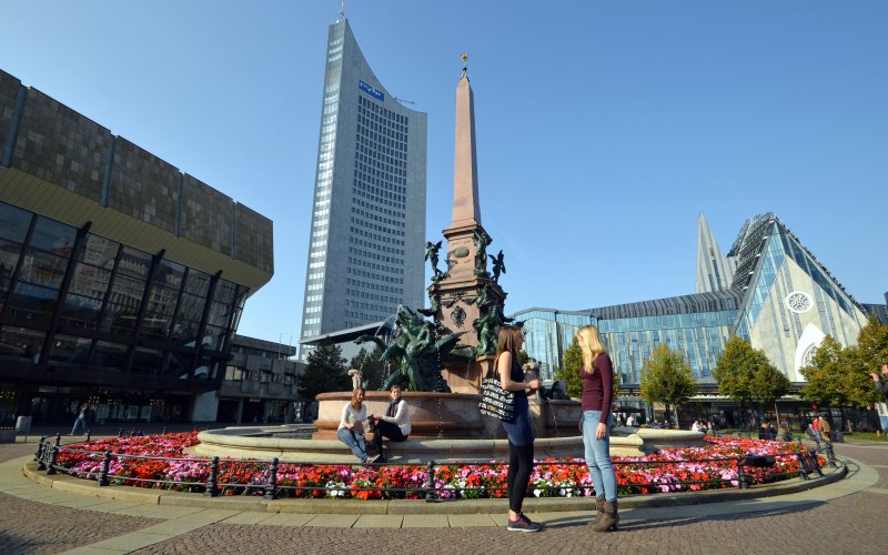 Leipzig Augustusplatz, Frauen vor Brunnen