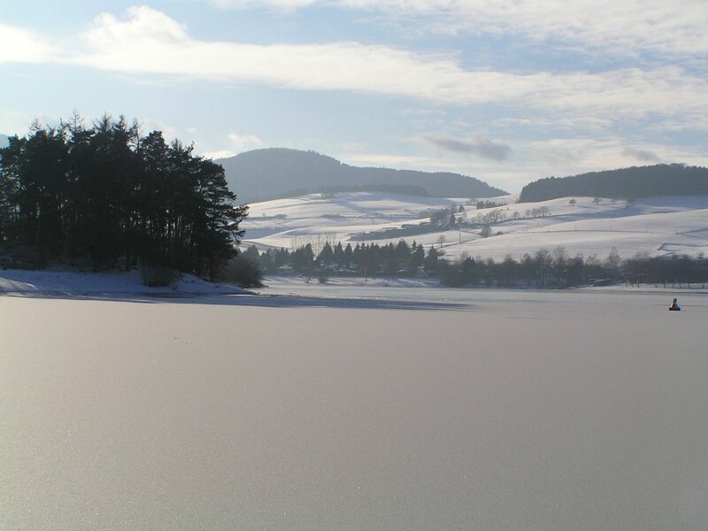 Der Diemelsee im Winter, bedeckt mit Schnee
