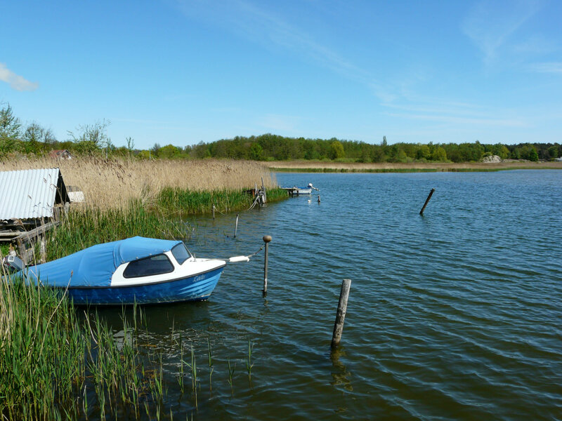 Boot auf dem Breeger Bodden – typische Atmosphäre beim Kurzurlaub in Breege auf Rügen
