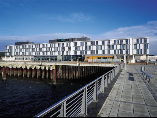 Blick auf die Weser und das Hotel