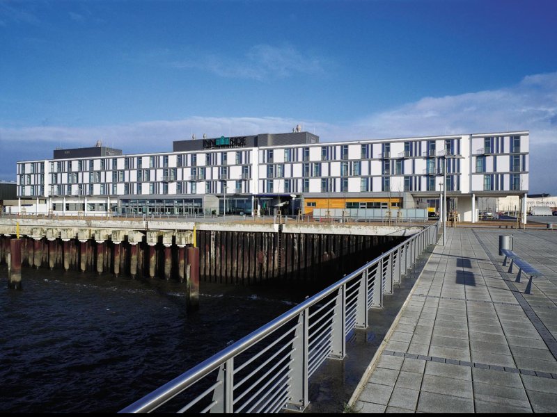 Blick auf die Weser und das Hotel