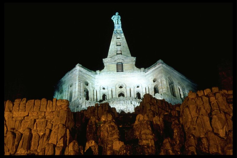 Herkules-Statue in der Nacht