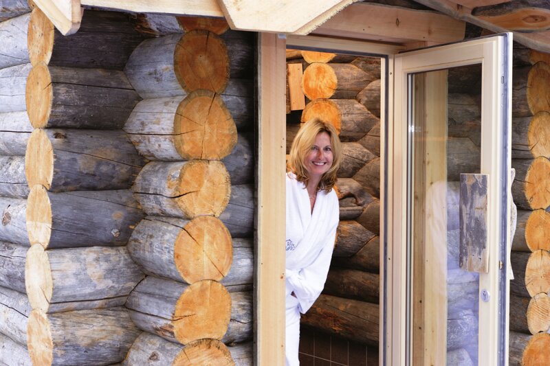 Frau vor Kelo-Sauna in der Vita Classica Therme Bad Krozingen