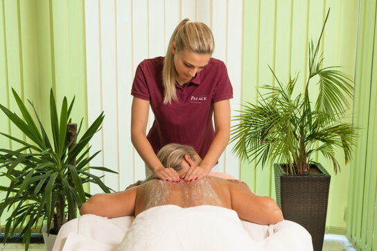 Frau bei der Massage