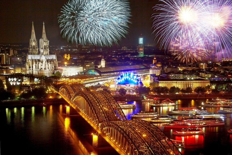 Vogelperspektive auf die Kölner Innenstadt und Rhein mit Feuerwerk