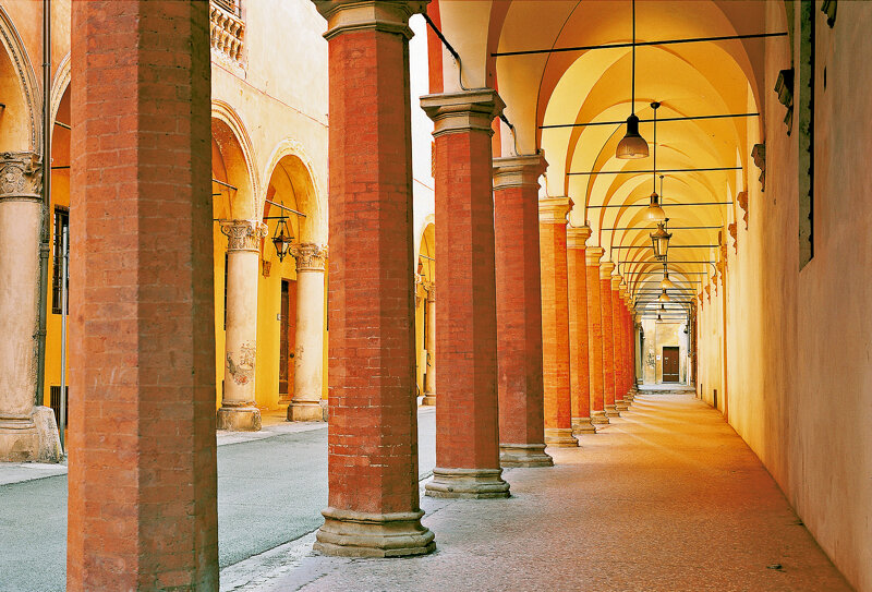 lange Arkadengänge in Bologna