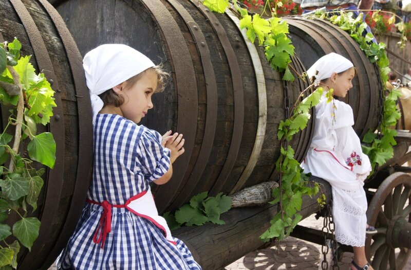Kinder in elsässischer Tracht – traditionelle Volkskultur im Elsass
