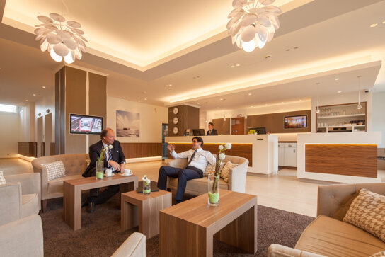 Menschen im der Lobby des Apartment Hotel Hamburg-Mitte