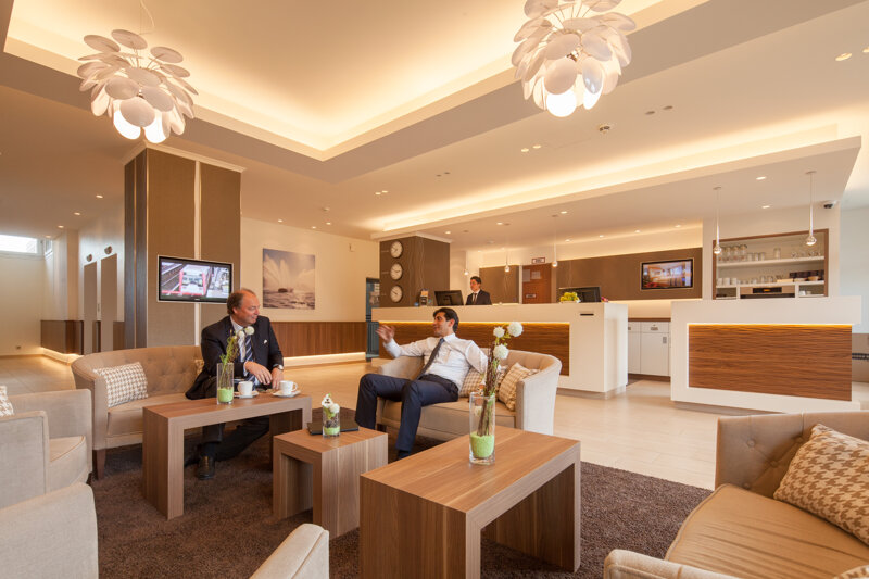 Menschen im der Lobby des Apartment Hotel Hamburg-Mitte